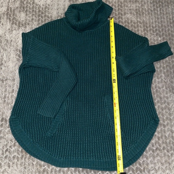 Michael Kors Cable Knit Turtleneck sweater.  Size Small.  Scoop hemline. - Picture 3 of 8